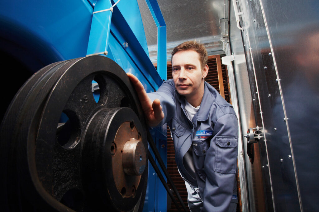 Ein Servicemitarbeiter der Lars Stoll GmbH wartet ein Kältesystem.