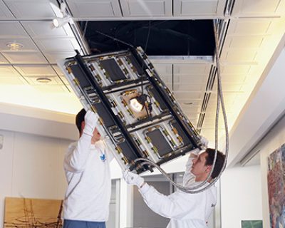 Zwei Mitarbeiter der Lars Stoll GmbH kontrollieren einen Deckeneinbau für Kältesysteme.